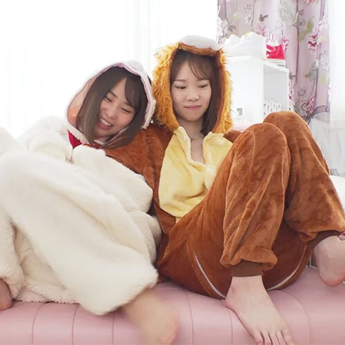 【レズ】着ぐるみを着た仲良しフタリ裸見せ合い、スク水を着て一緒にオナニー‼
