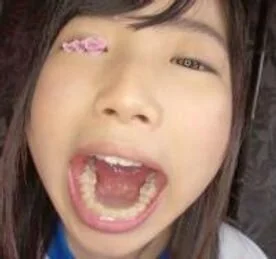 ブルマっ子の可愛いお口に精子大量注入‼