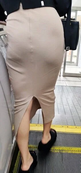 透け過ぎ!!ピタピタ生地からモロ見えパンティー
