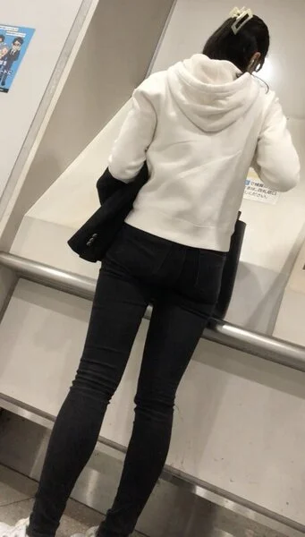 012 黒スキニー尻の美女お姉さん