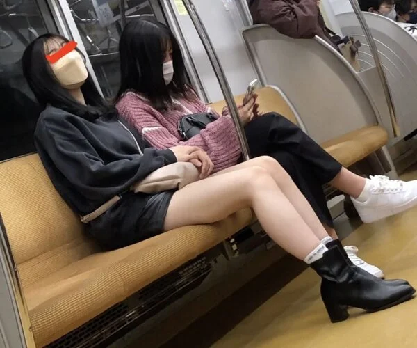018 女子大生のピカピカな美脚