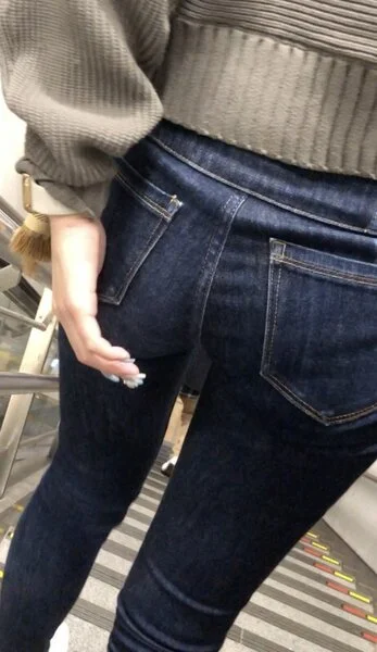 027 生意気な態度で友達に接するスキニー尻女子大生