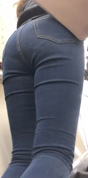 039 パンツの跡が丸見えのピタパン尻