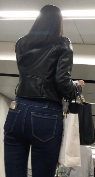 045 引き締まったハイウエストスキニー美尻