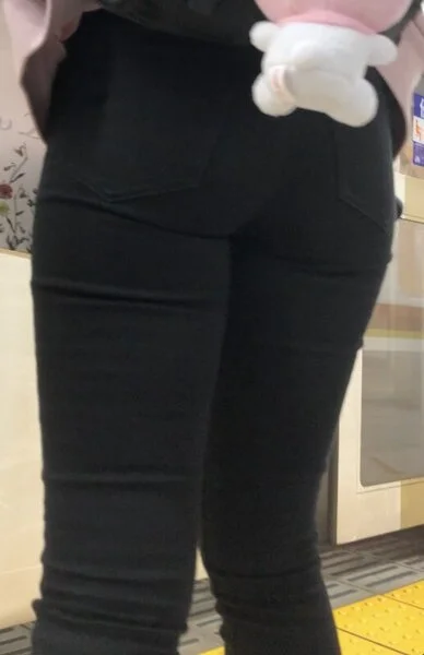 047 ハイヒールが似合う黒スキニー地雷系美女
