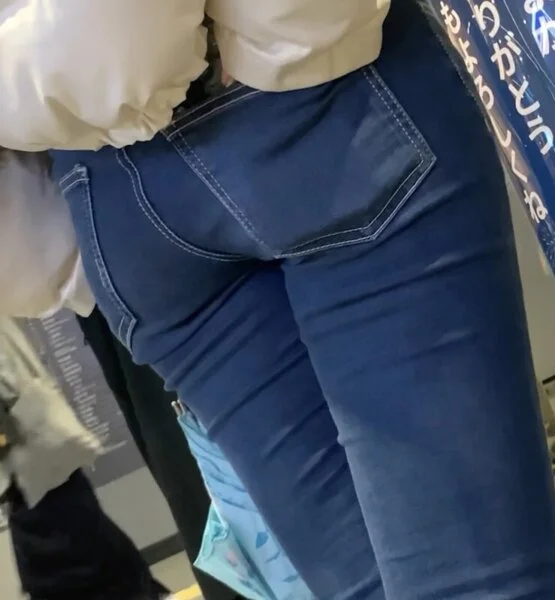 051 見惚れてしまうお姉さんのハイウエストスキニー尻