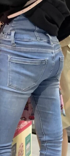 057 女子大生の超シコいハイウエストスキニー美尻