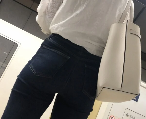 061 お尻を鷲掴みしたいむっちりスキニージーンズ女子大生