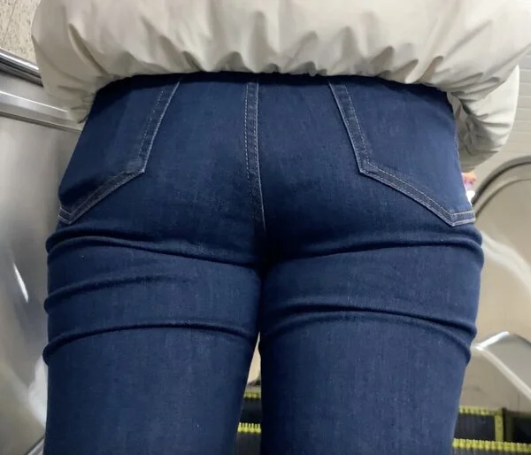 078 ロングブーツを履いたスキニー美女