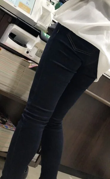 079 ピッタリと張り付くスキニーお姉さん2選