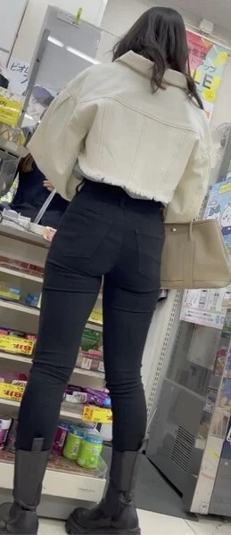 101 黒スキニーのエロすぎる美女大学生