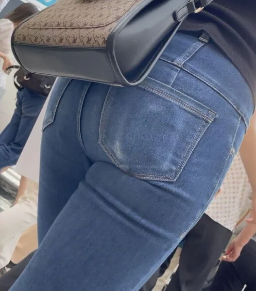 102 裸よりエロいハイウエストスキニー女子大生
