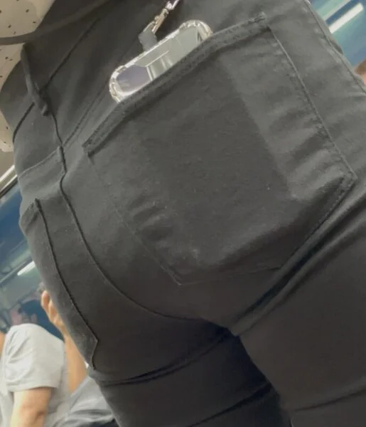 106 美女OLさんの黒スキニー尻