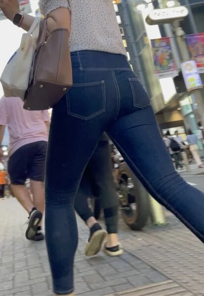 109 可愛いお姉さんのハイウエストスキニー巨尻
