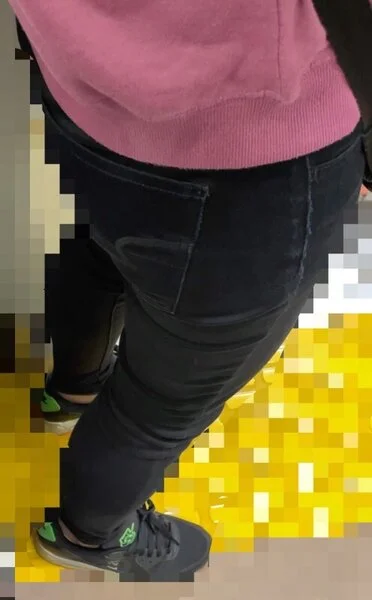 124 清楚で可愛い女子大生の黒スキニー尻