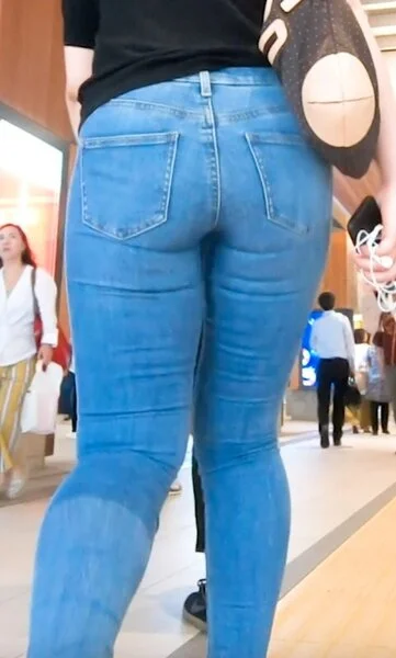 159 パンティラインが薄っすら見えるスキニー尻