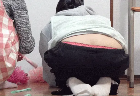 【幼稚園の美人先生】【ノーブラ無防備乳首&割れ目が見えそうなしゃがみパンチラ】