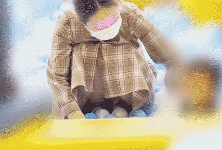 【美人若ママの室内遊園地でドキドキ胸チラ&純白パンツ】