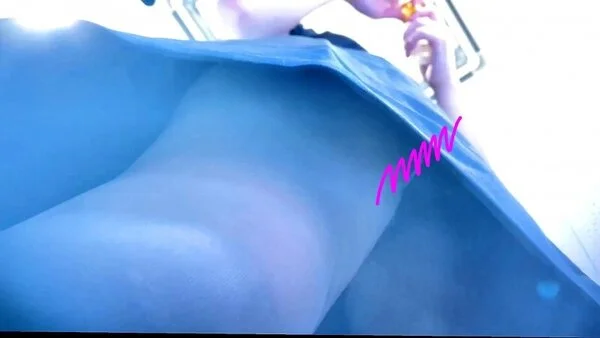 【化粧品店のお姉さん32】白く浮かび上がるセンターシーム