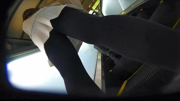 【脚が本体3】高デニール黒タイツを履きこなすおねえさん