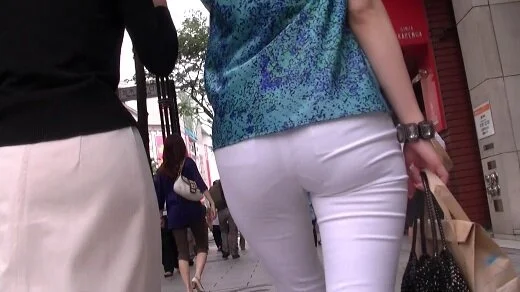 お姉さんのピタピタ白パン パンツライン