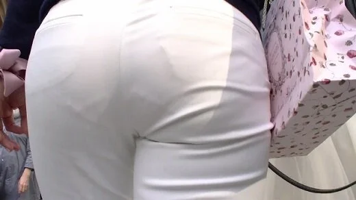 パンツライン全開の白パンお姉さん