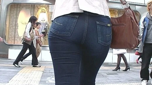 安産型のムチムチピタパンデニムのお姉さん