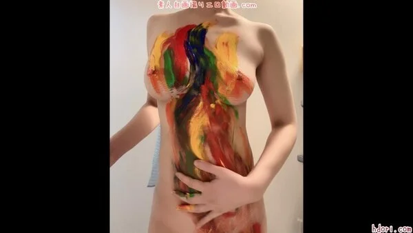 素人エロ自撮り 全裸に絵の具をぬって体を汚してみました