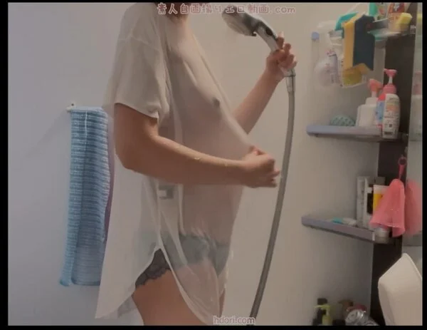 素人エロ自撮り ノーブラTシャツで着衣のままシャワーでずぶ濡れ