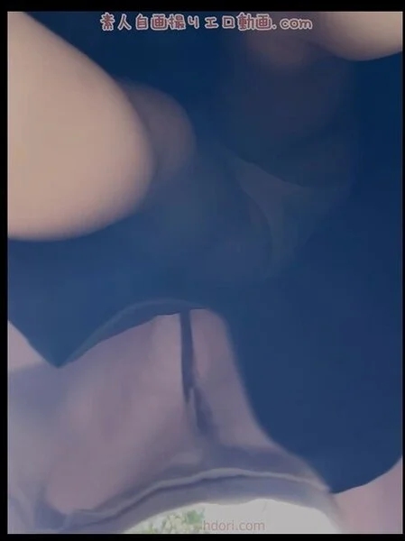 素人が携帯で下着を自撮り 彼氏のために彼女がエロい動画を投稿