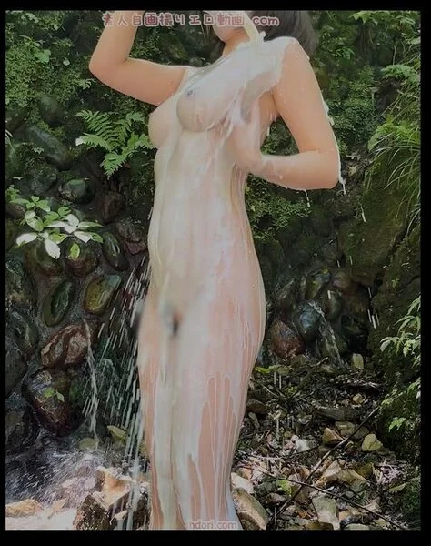 マニアック性癖の自撮り 外で服脱いで牛乳をかけて体を濡らす
