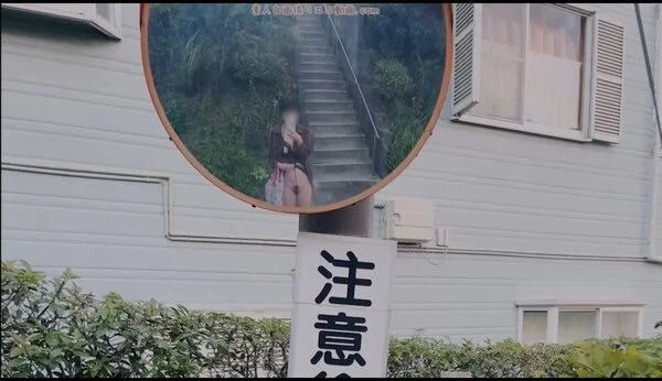 過激コスプレで野外露出 住宅街を自撮り棒でセルフ■■■撮影