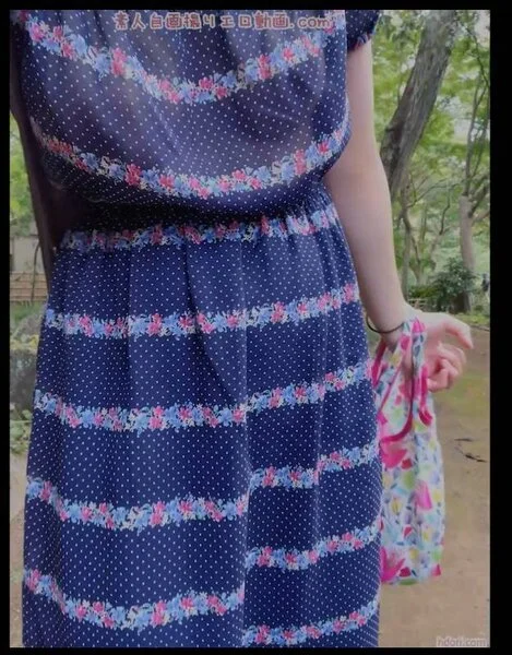 ノーブラ散歩の自撮り動画 乳首が透ける服で野外を歩く