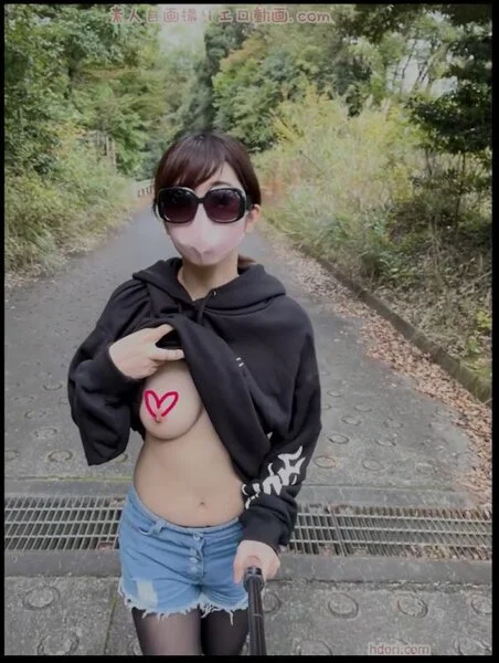 廃墟がありそうな空き地で巨乳丸出し露出プレイ