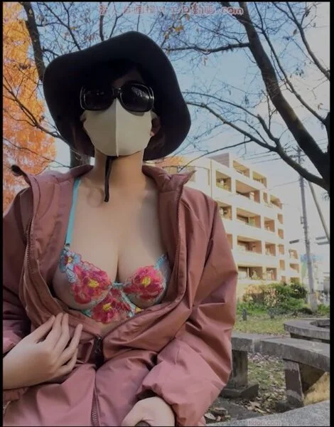 透ける下着の巨乳素人が住宅街で野外露出プレイ
