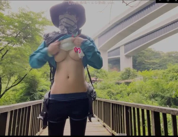 男子■■■や橋の上で胸をモロ出しして乳首オナニー