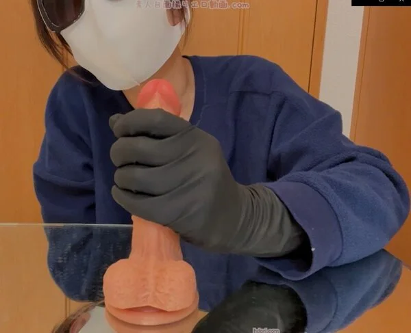 ラテックスのゴム手袋でディルドを手コキ