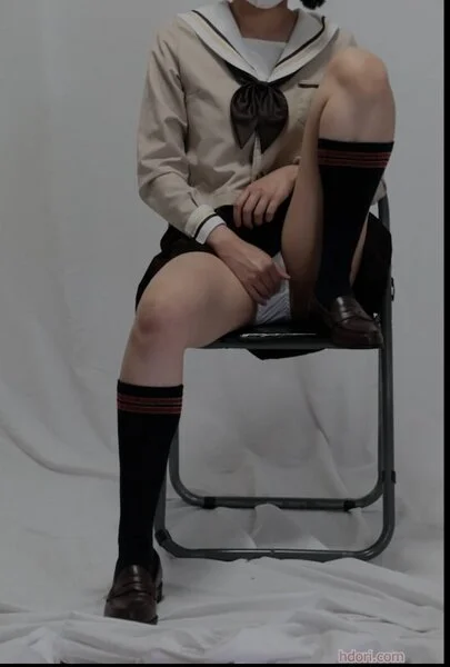 スカートパンチラオナニー 純白のパンツを指で触って自慰行為