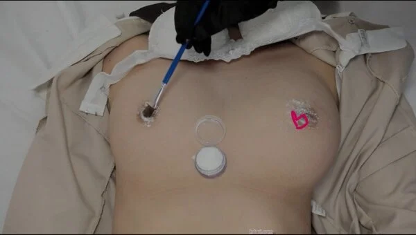 乳首を筆・ハケ責め 巨乳の乳輪に粉をつけてエロく触る