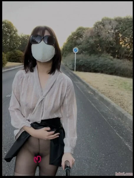 ノーブラ散歩 乳首が透ける服とパンスト直穿きで野外露出