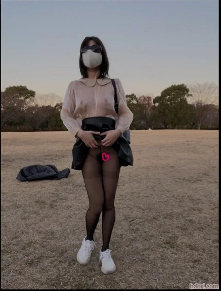 ノーブラ自撮り散歩 スマホで乳首や■■■でのオナニーをエロ撮影
