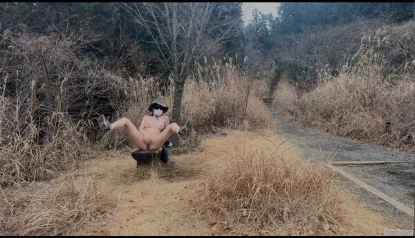 野外で四つん這いオナニー 全裸露出してエロいポーズで自慰する姿を自撮り