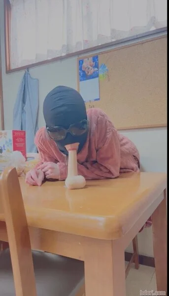 素人ディルドフェラ 実家の食卓でチンポ舐める娘