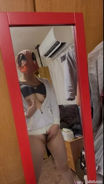 パンツをかぶって発情オナニーする変態女
