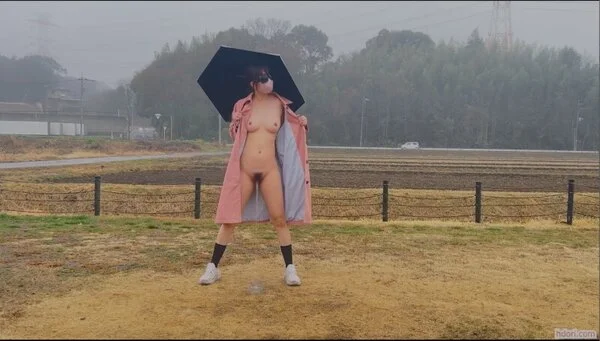 女性の野外露出しながら野ション動画