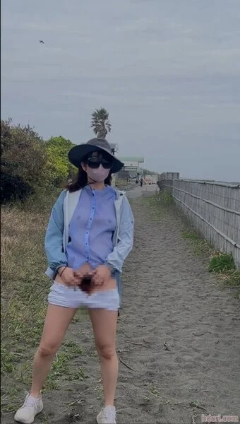 海水浴場で野外露出する素人女性