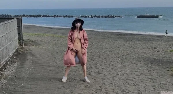 野外の人がいる場所でオナニー