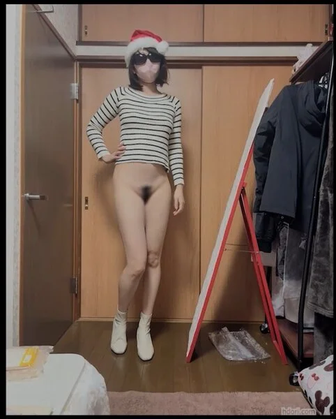 私服で下半身裸のエロ動画