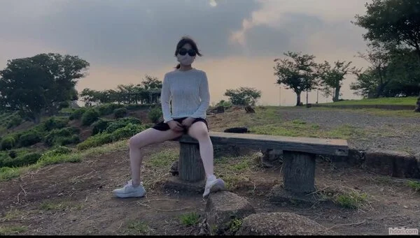 ノーパンで野外オナニーする女
