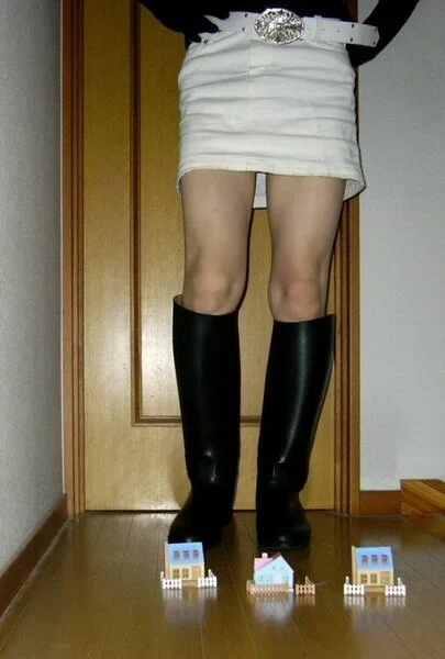 素人まや女王様くらっしゅ写真集「極悪非道まや女王様がブーツで粉々になるまで完全破